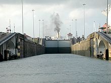 http://upload.wikimedia.org/wikipedia/commons/thumb/c/c2/Panama_Canal_Gatun_Lock_Chamber.jpeg/220px-Panama_Canal_Gatun_Lock_Chamber.jpeg